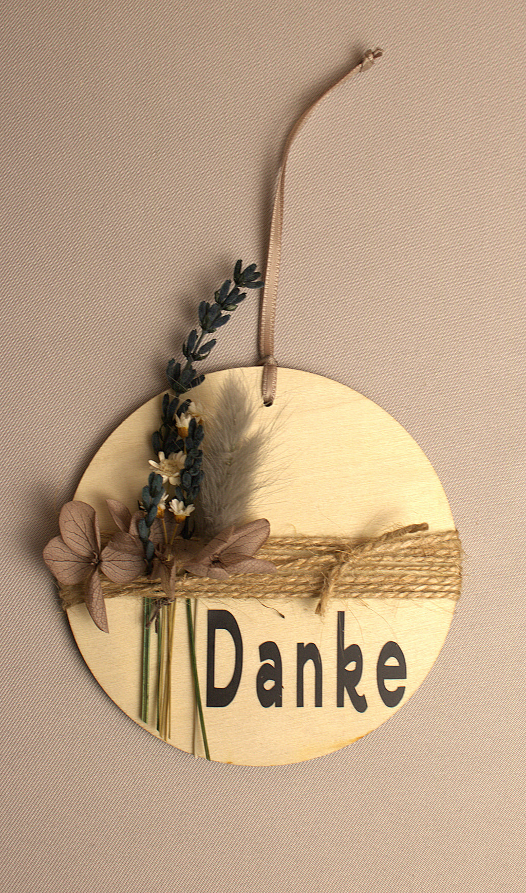 Holzanhänger mit Trockenblumen