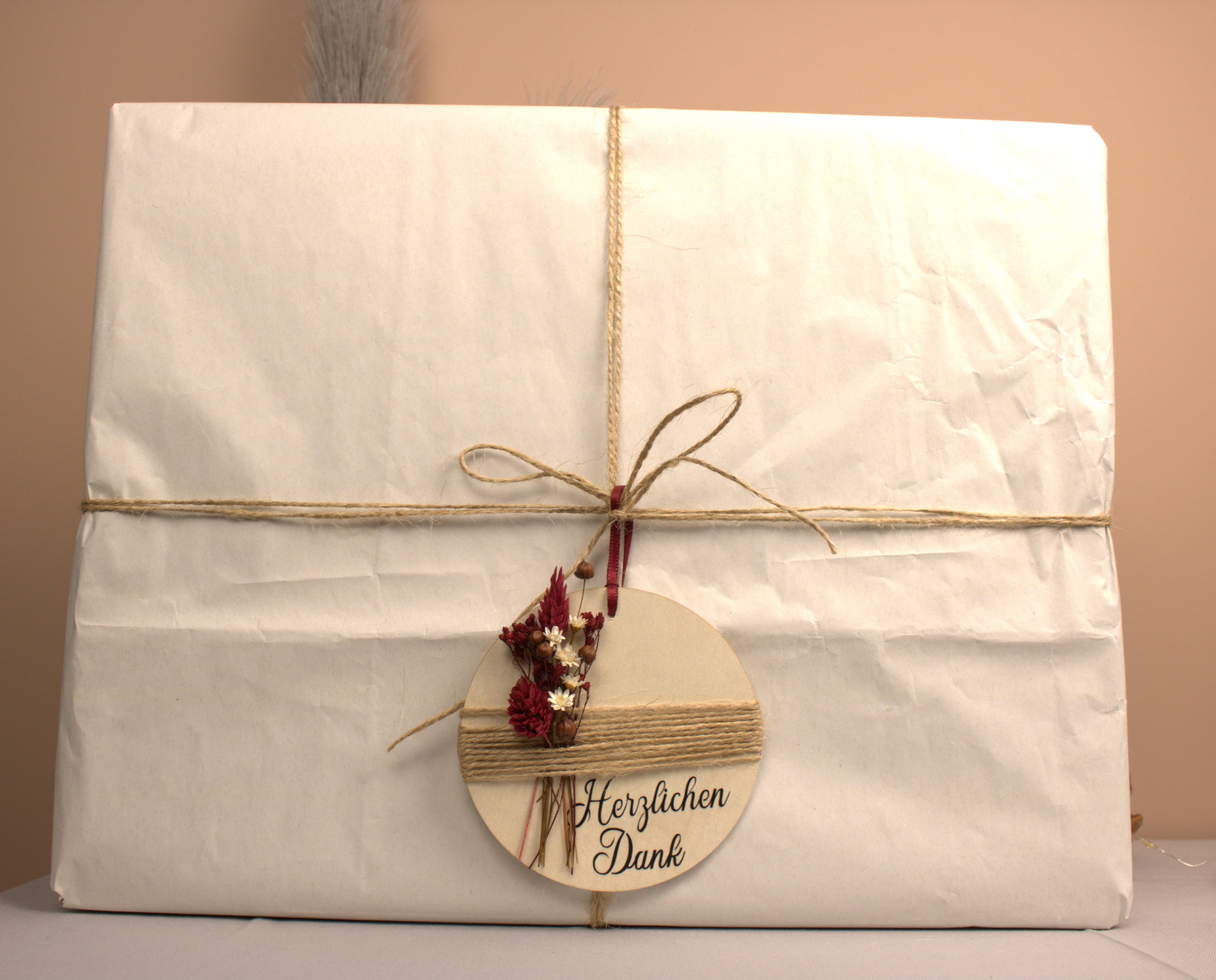 Holzanhänger mit Trockenblumen