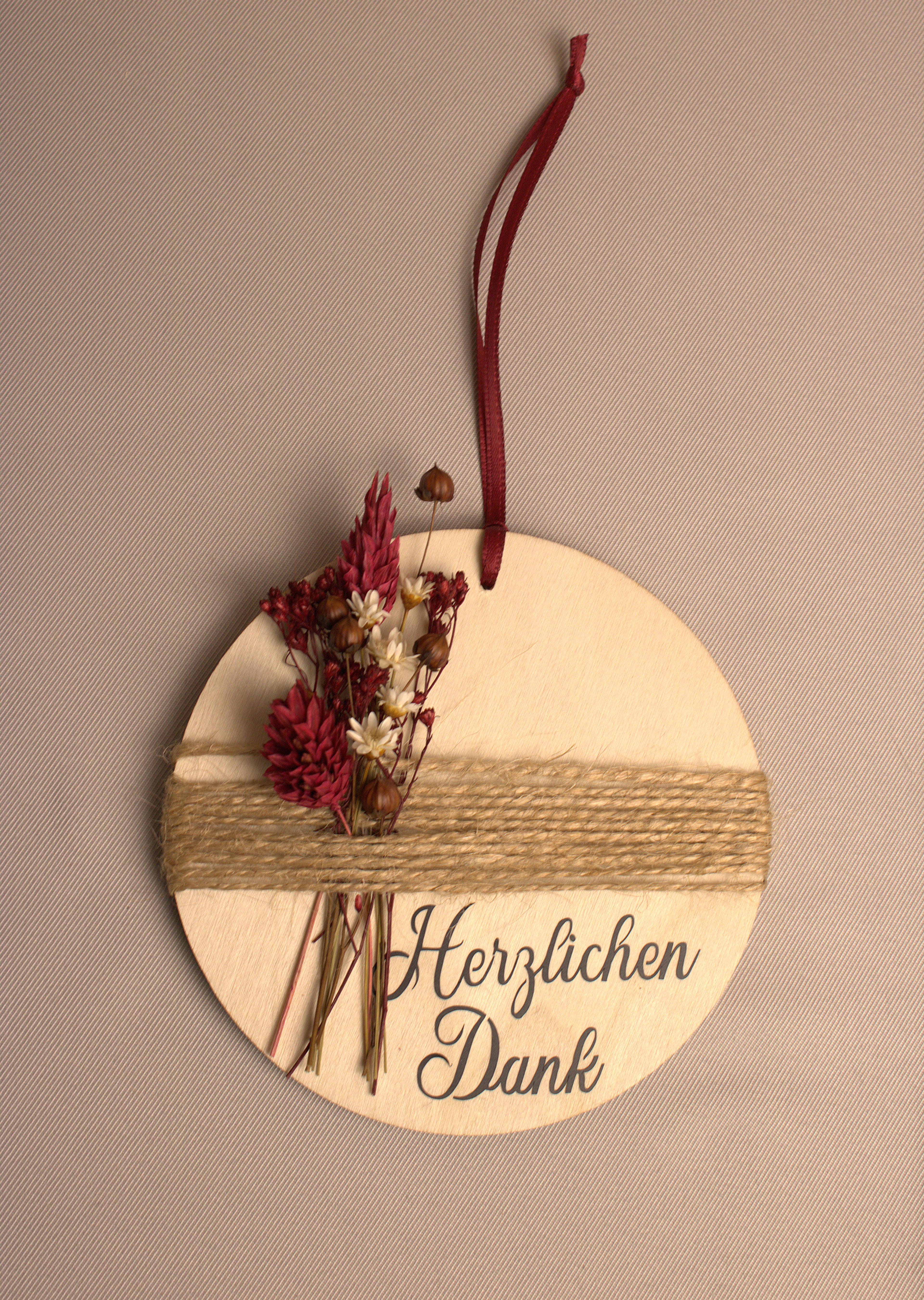 Holzanhänger mit Trockenblumen
