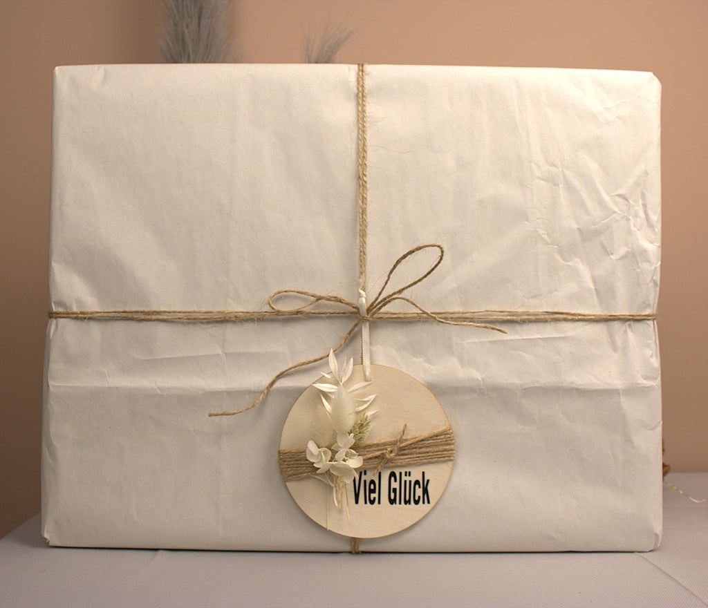 Holzanhänger mit Trockenblumen