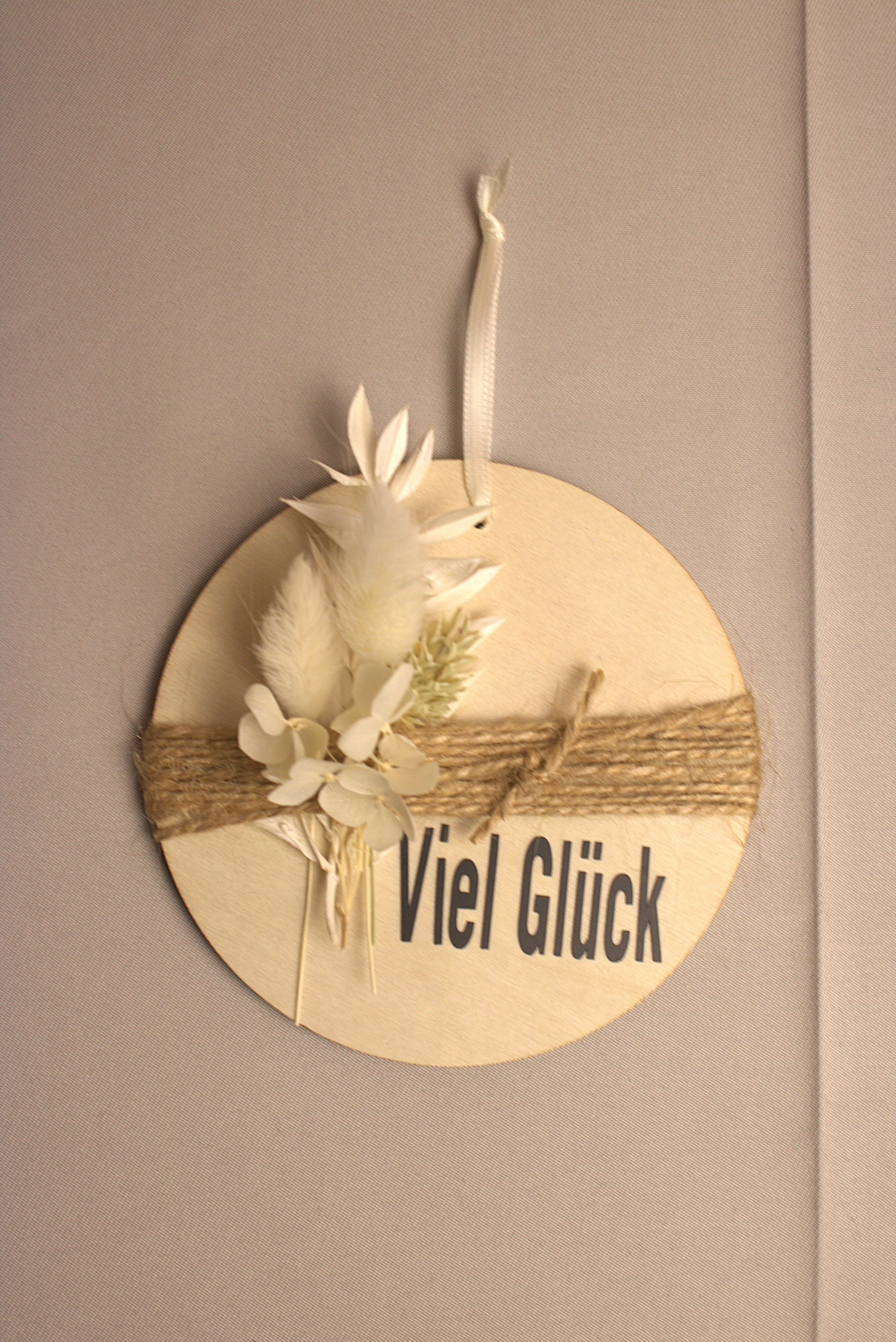 Holzanhänger mit Trockenblumen