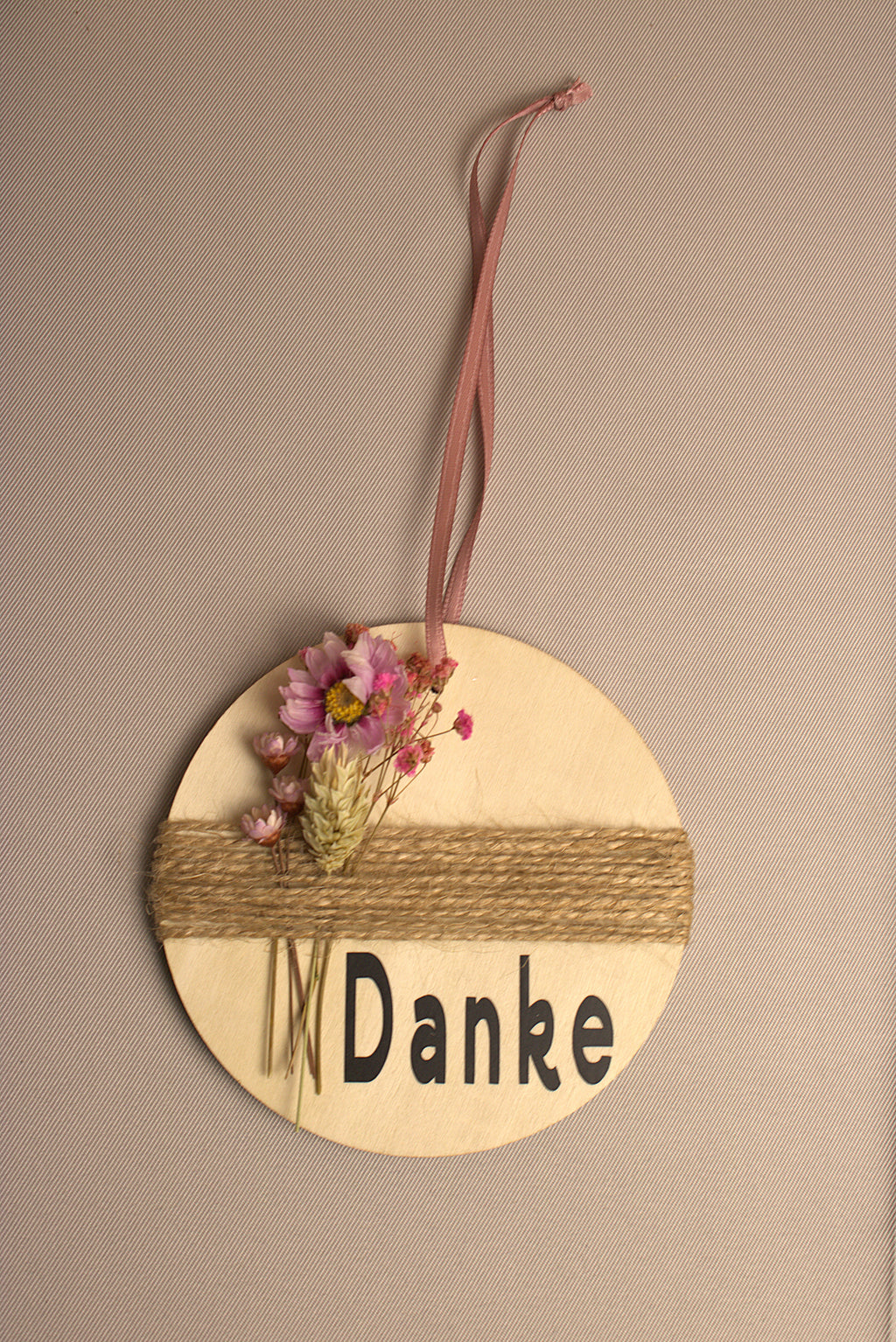 Holzanhänger mit Trockenblumen
