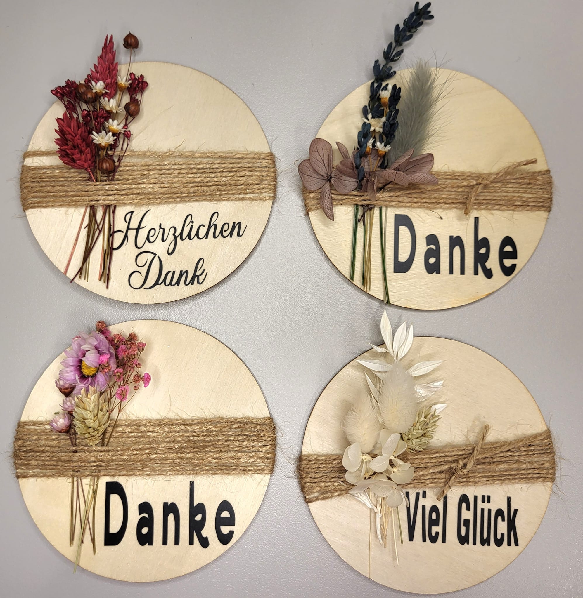 Holzanhänger mit Trockenblumen