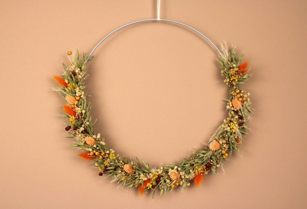 sommer-orange-blümchenzauber-trockenblumenkranz