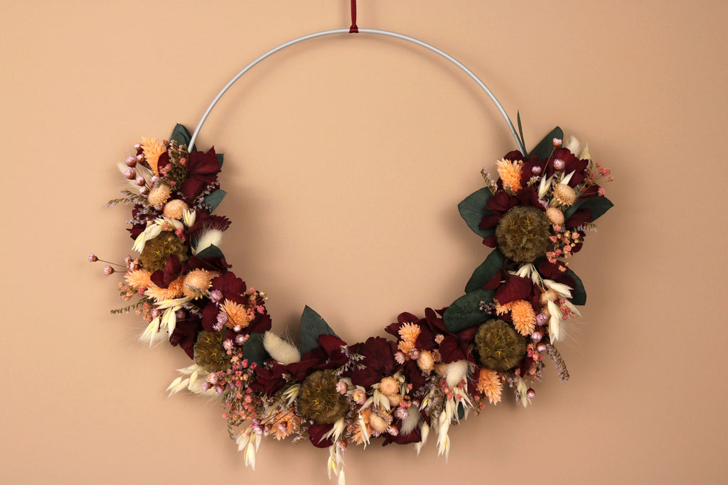 herbstglut-bluemchenzauber-trockenblumenkranz-bordeaux-lebendig