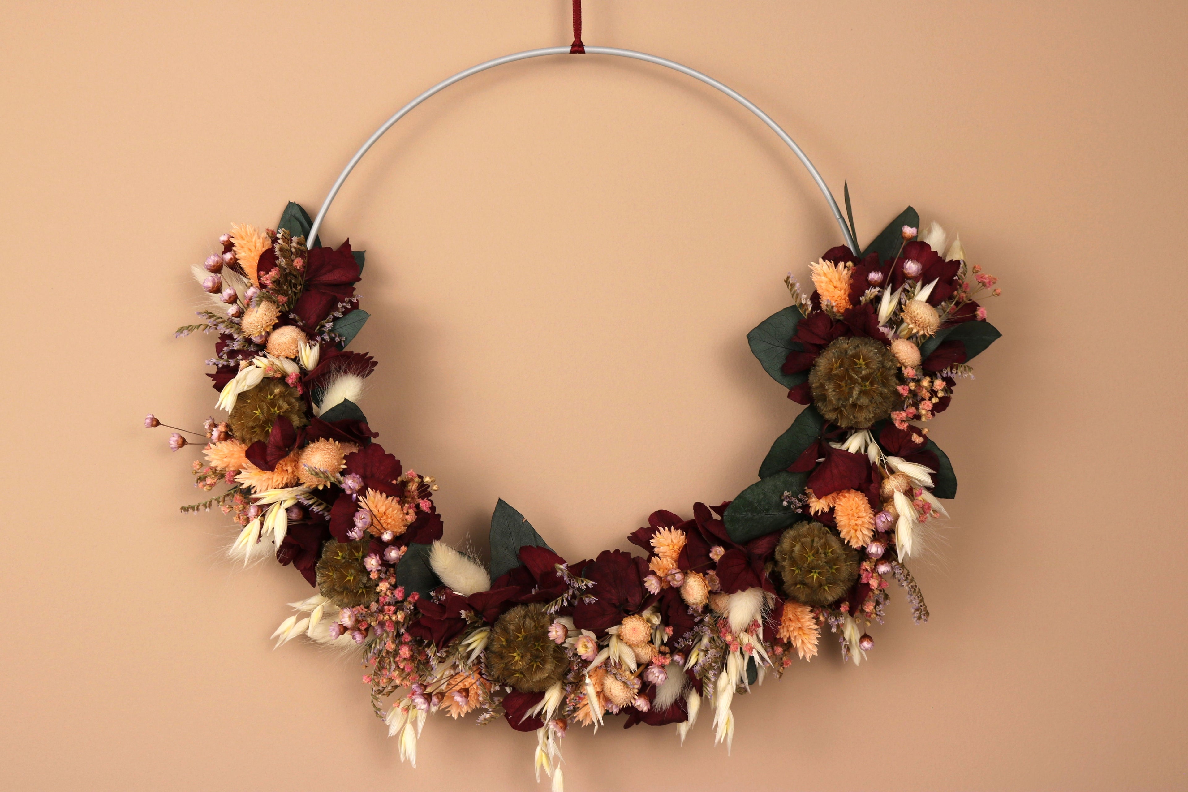 herbstglut-bluemchenzauber-trockenblumenkranz-bordeaux-lebendig