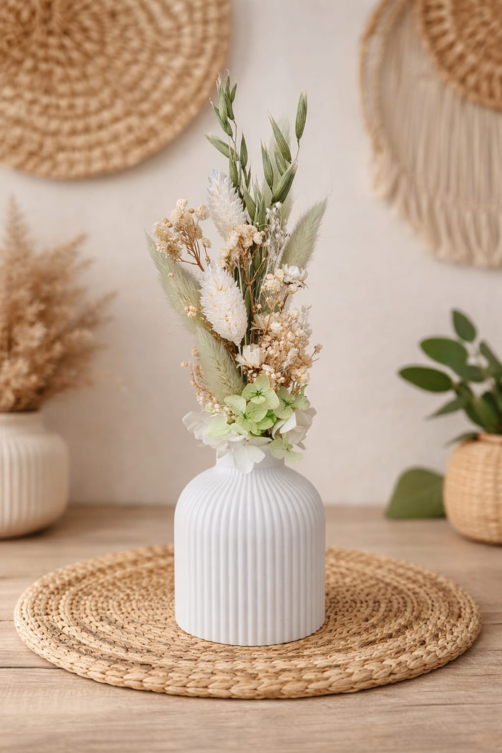 Vase mit Trockenblumen