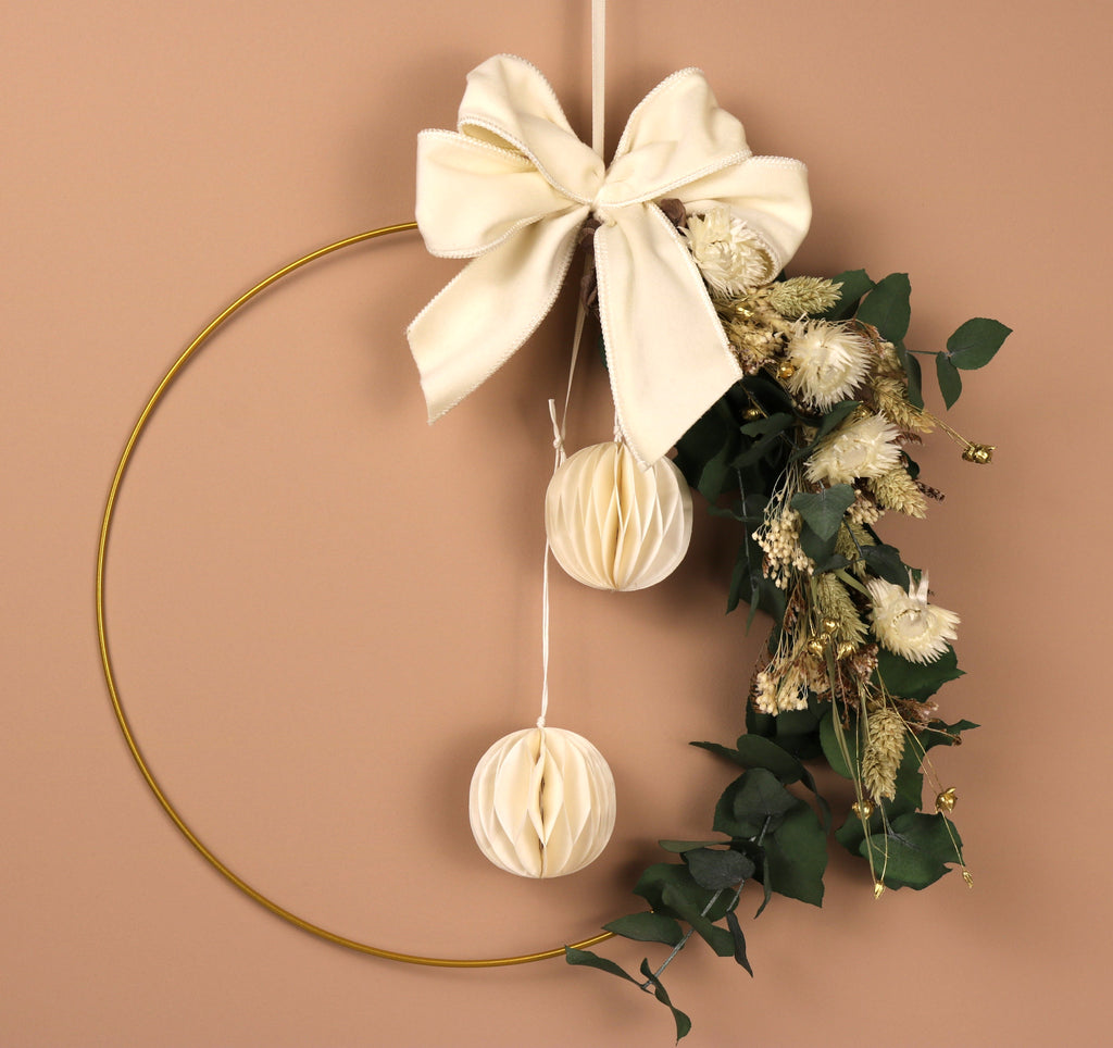 winterkranz-creme-trockenblumenkranz-blümchenzauber-eisblüte